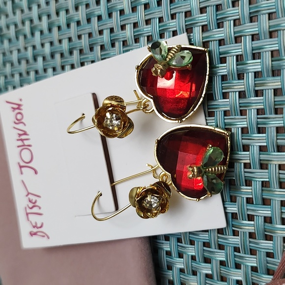 ♥️ Betsey Johnson  heart bee drop earrings ♥️ - Picture 3 of 6